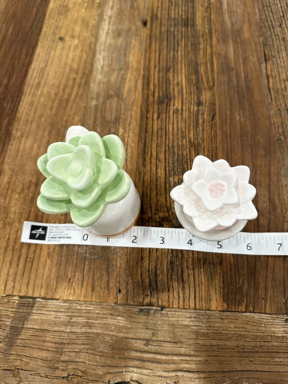 Ceramic Flower Drawer Knobs - Green & White defuser